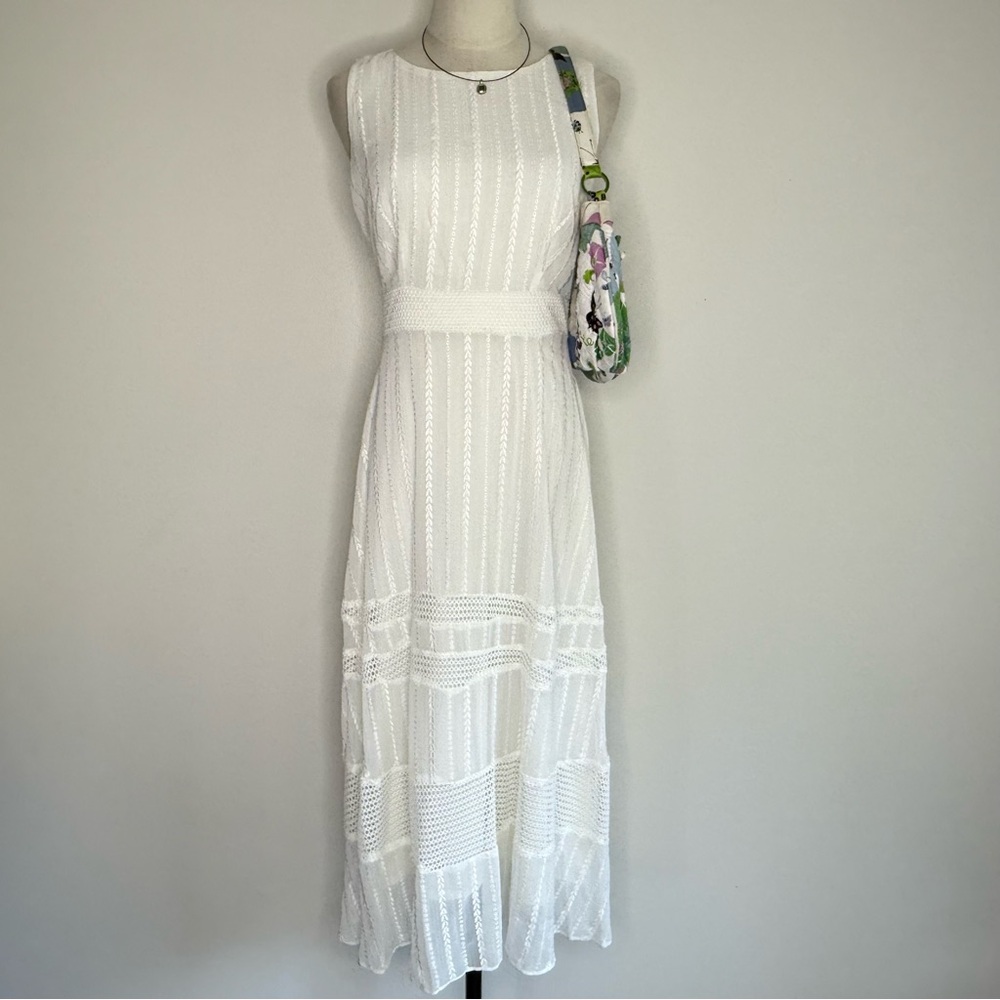 Elegant White Sleeveless Dress